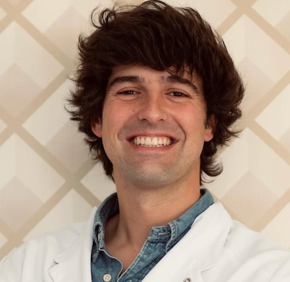 Nutricionista en Tomares sonriente con bata blanca y camisa vaquera